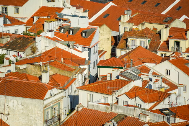 Telhados vermelhos de casas antigas em Lisboa vistos de cima