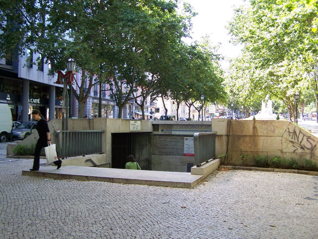 Entrada da estação Avenida do Metro de Lisboa