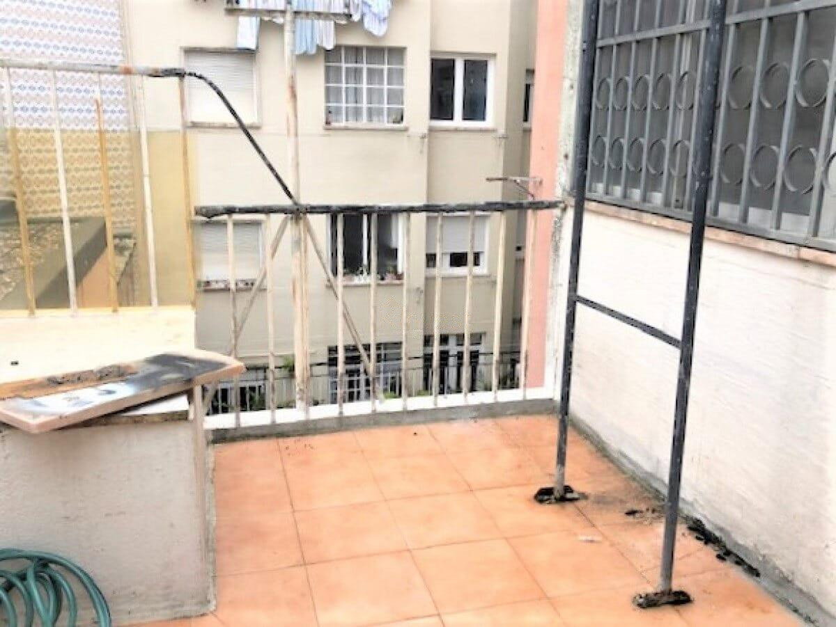 Apartamento T2 para remodelação total no centro de Algés — foto 4