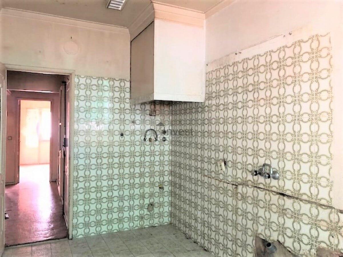 Apartamento T2 para remodelação total no centro de Algés — foto 5