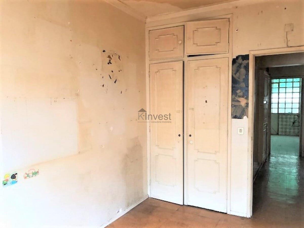 Apartamento T2 para remodelação total no centro de Algés