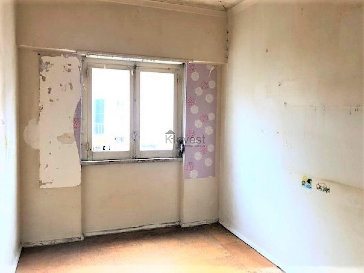 Apartamento T2 para remodelação total no centro de Algés — foto 2