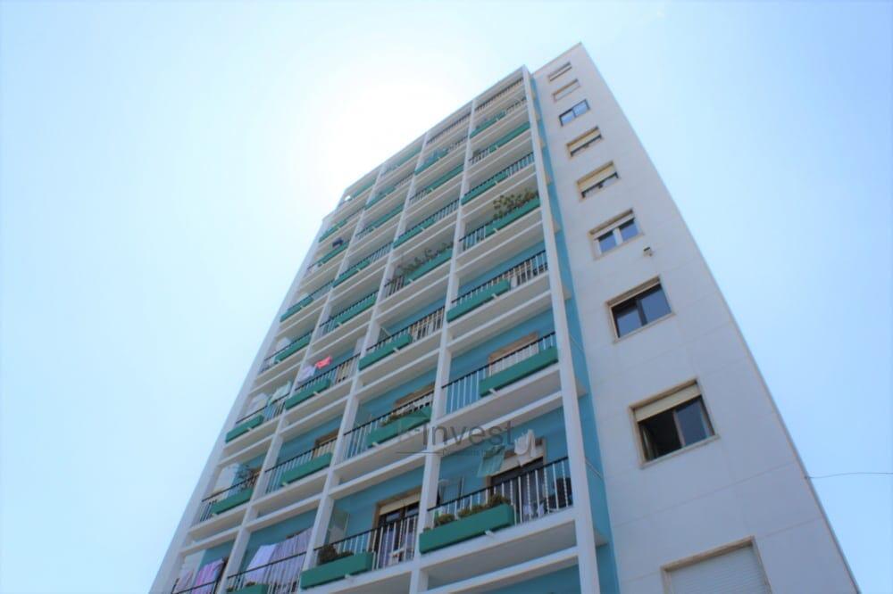 Apartamento T2 no 4º andar com vista frontal de rio, prédio com elevador — foto 2