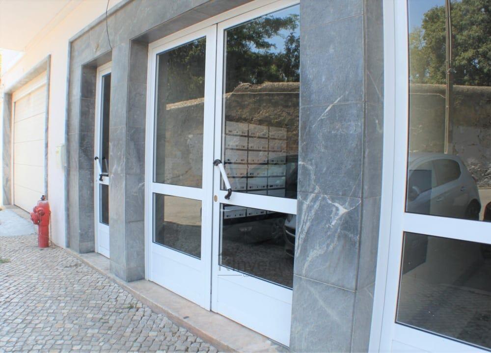 Apartamento T2 no 4º andar com vista frontal de rio, prédio com elevador — foto 3