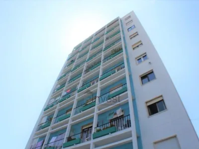 Apartamento T2 no 4º andar com vista frontal de rio, prédio com elevador