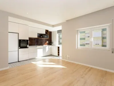 Apartamento T2 com varanda como Novo, Lavradio Barreiro