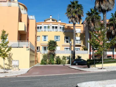 Apartamento T1 como Novo, Excelentes Áreas, Garagem, Elevador e Varanda