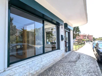 Loja - Escritório com 2 Montras, junto ao Espaço Cidadão, Vialonga