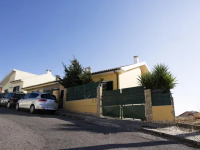 Moradia T3+1 com Garagem, Anexo e Cozinha Exterior, Famões, Odivelas