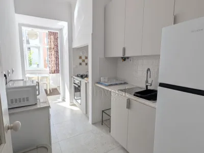 Apartamento T2 mobilado com terraço junto ao metro dos Anjos