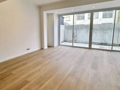 T2 Renovado com Terraço no Centro de Algés