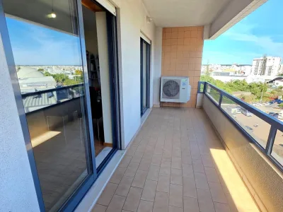Apartamento T3 com varandas e vista desafogada em Portimão