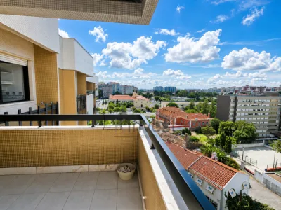 Apartamento T2 Com Terraço, Estacionamento Elevador em Carnide