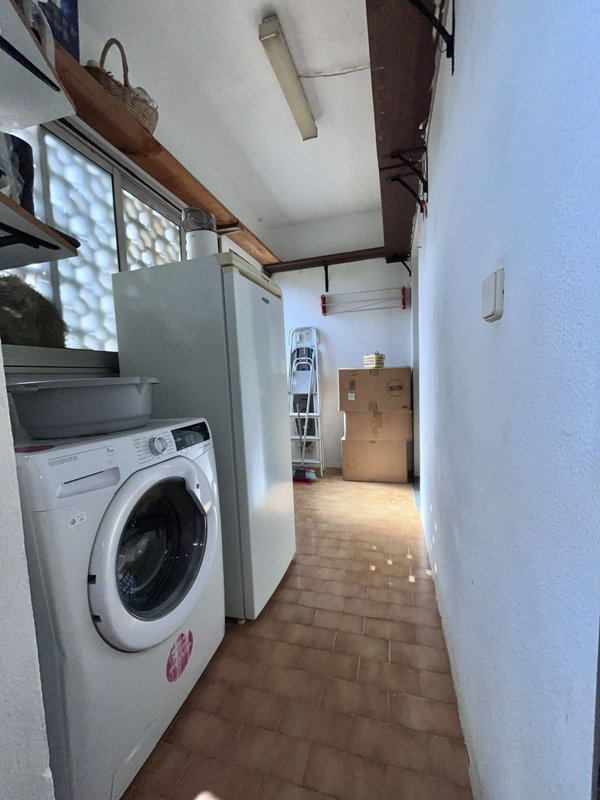 Lavandaria com máquina de lavar roupa e frigorífico, apartamento T3 em Portimão