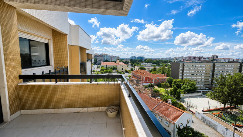 Apartamento T2 Com Terraço, Estacionamento Elevador em Carnide