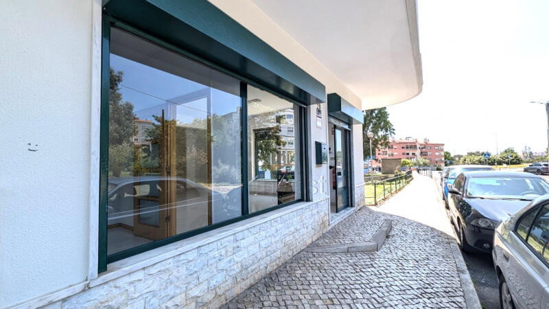 Loja - Escritório com 2 Montras, junto ao Espaço Cidadão, Vialonga