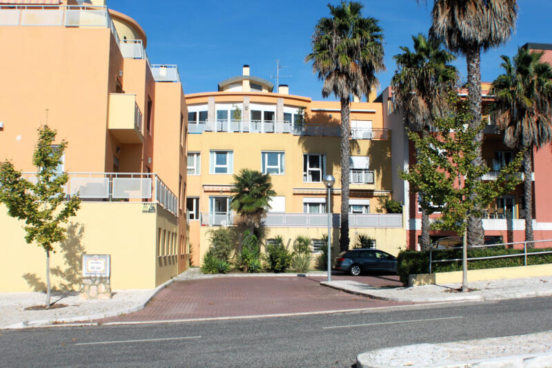 Apartamento T1 como Novo, Excelentes Áreas, Garagem, Elevador e Varanda