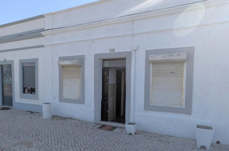 Moradia T2 com terraço para recuperar, Amora, Seixal – Frente Ribeirinha