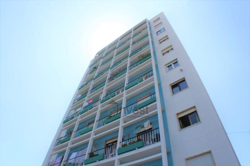 Apartamento T2 no 4º andar com vista frontal de rio, prédio com elevador