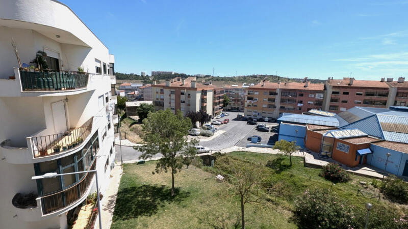 Apartamento para Arrendar, T2 com Parqueamento e Elevador em Vialonga